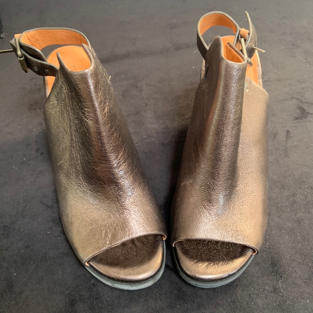 Gentle Souls by Kenneth Cole, Metallic leather Sandal size 8 1/2